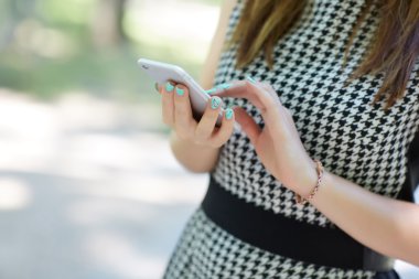 Telefon ile genç eller 