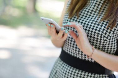 Telefon ile genç eller 