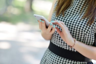 Telefon ile genç eller 