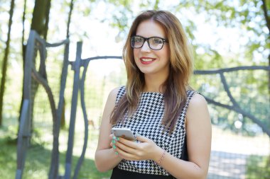 güzel bir kadın ile telefon