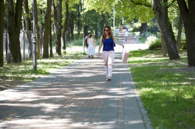 güzel bir kadın ile alışveriş çantası