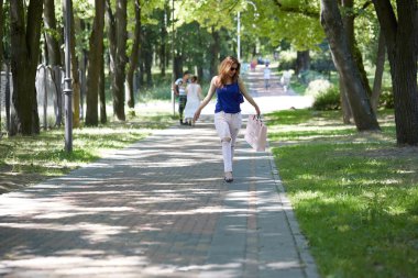 güzel bir kadın ile alışveriş çantası