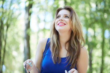 Parktaki güzel kadın.