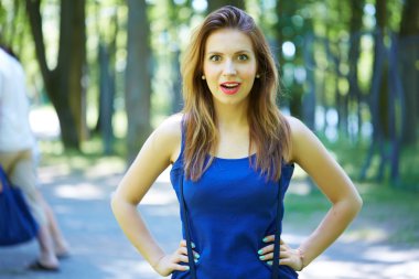 Parktaki güzel kadın.