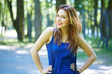 Parktaki güzel kadın.