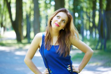 Parktaki güzel kadın.