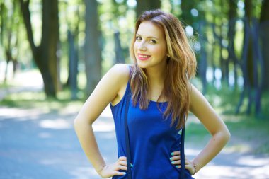 Parktaki güzel kadın.