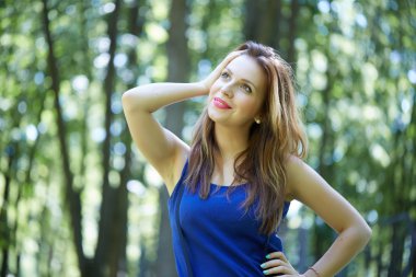 Parktaki güzel kadın.