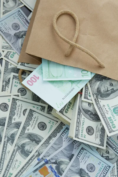 Penger ut av papirpose – stockfoto
