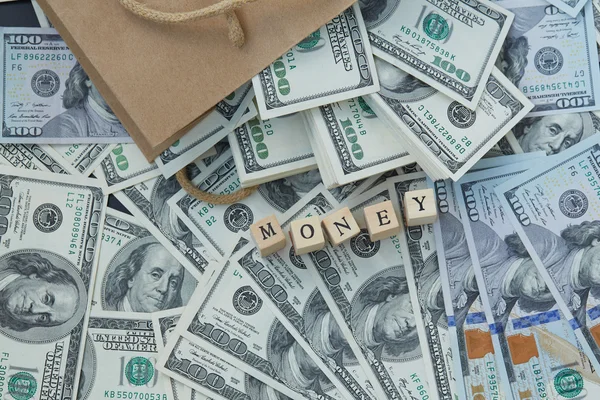 Puiset lohkot kirjoitus rahaa ja rahaa — kuvapankkivalokuva