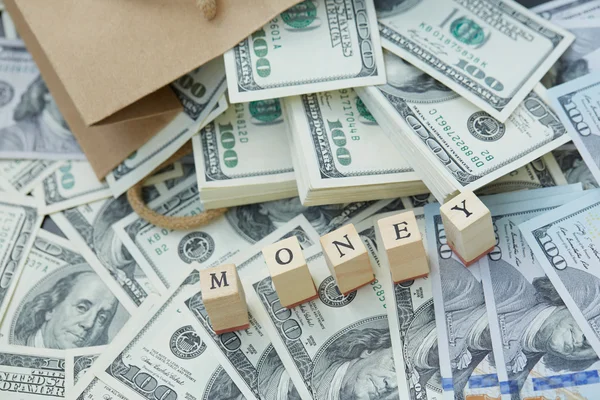 Blocos de madeira com dinheiro inscrição e dinheiro — Fotografia de Stock