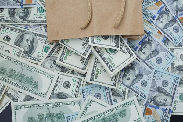 Деньги из бумажного мешка — стоковое фото