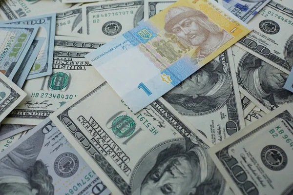 Bir hryvnia ve yüz dolar — Stok fotoğraf