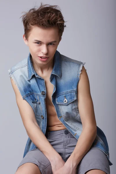 Gars en gilet en denim — Photo