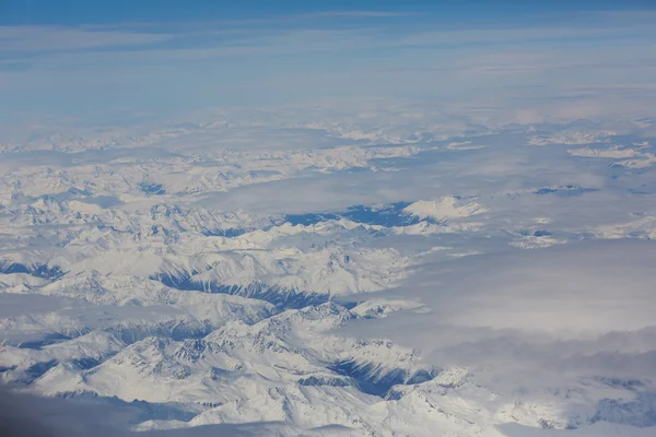 Uitzicht vanaf vliegtuig naar bergen — Stockfoto