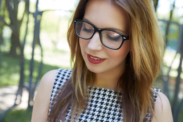 Stijlvolle vrouw in park — Stockfoto