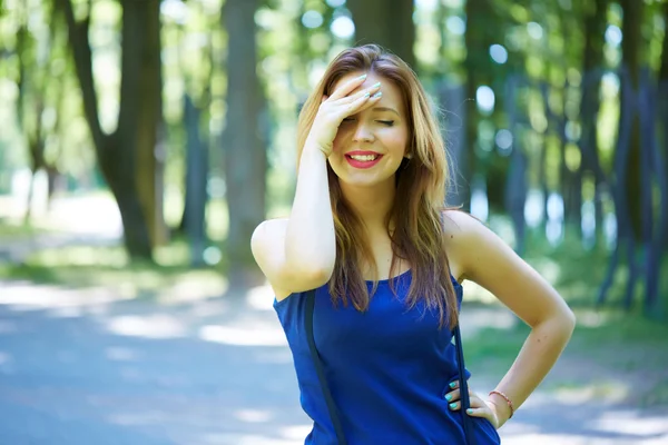 Bela mulher no parque — Fotografia de Stock