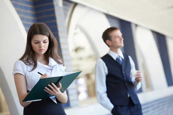 Businesswoman with businessman in corridor — Stock Photo, Image