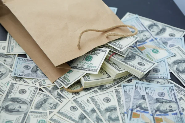 A papír zacskó pénzt — Stock Fotó