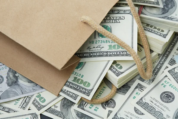 Pengar ur papperspåse — Stockfoto