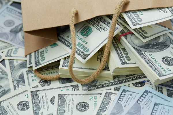 Dinero de la bolsa de papel — Foto de Stock