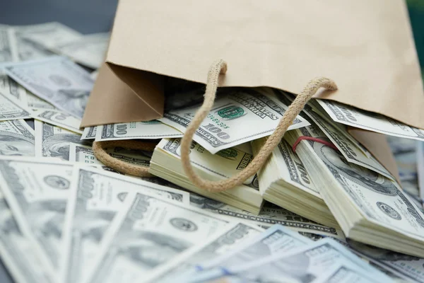Pieniądze z torby papierowe — Zdjęcie stockowe
