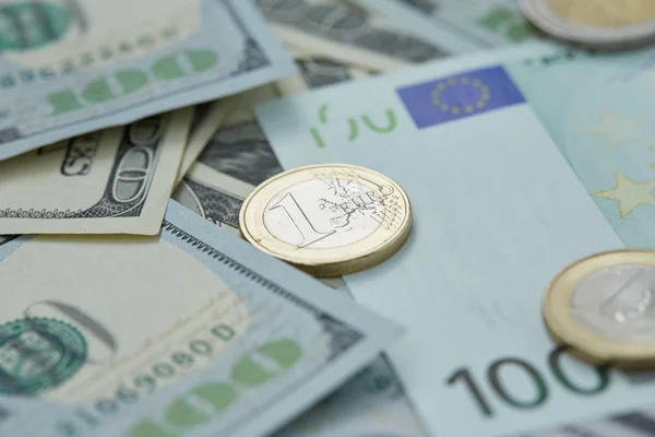 Dollars en euro-muntstukken — Stockfoto