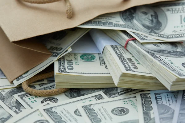 Деньги из бумажного мешка — стоковое фото
