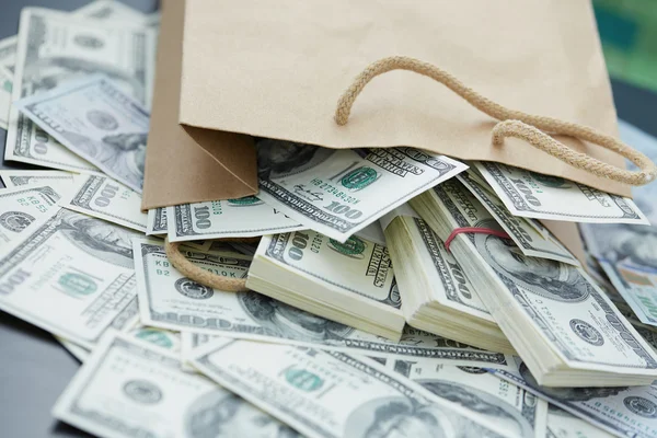Peníze z papírového sáčku — Stock fotografie