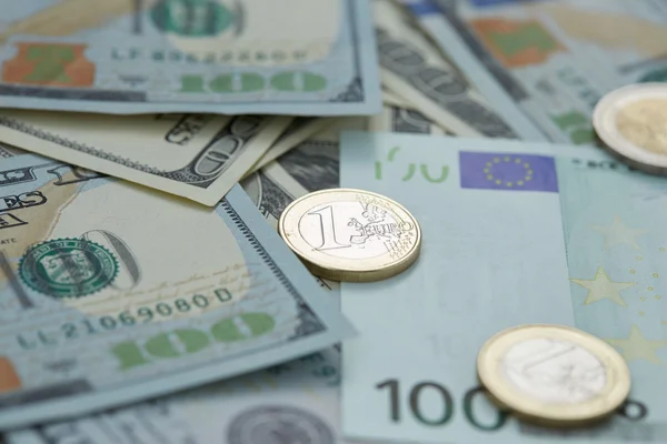 Dollars en euro-muntstukken — Stockfoto
