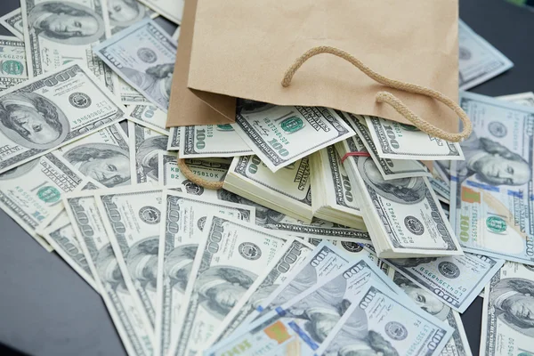 Geld aus der Papiertüte — Stockfoto