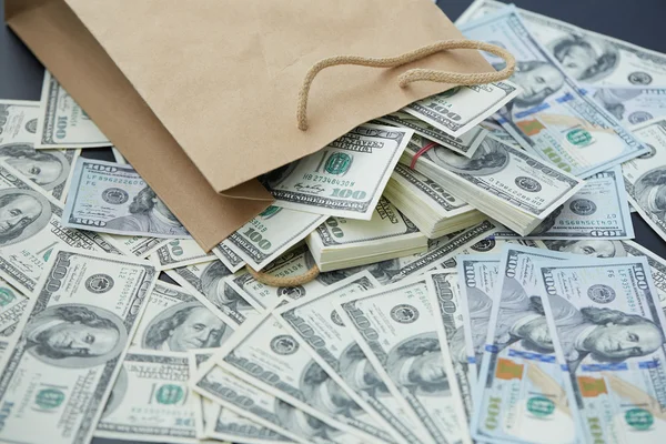 Dinero de la bolsa de papel — Foto de Stock