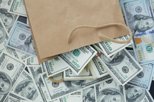 Geld aus der Papiertüte — Stockfoto