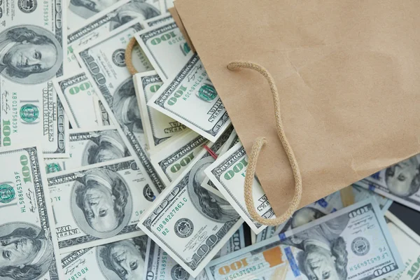 Dinero de la bolsa de papel — Foto de Stock