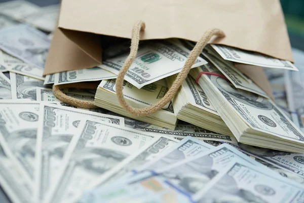 Rahaa ulos paperipussi — kuvapankkivalokuva