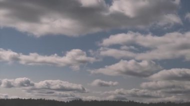 Sabah güneşi gökyüzünü pembe renkli bulutlarla boyuyor.