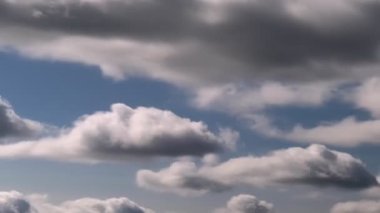 Gri, kalın yağmur bulutları çeşitli soyut şekilleri değiştirir.