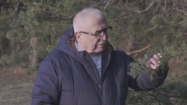 Gözlük takan yaşlı adam hoş kokulu kokulu kokulu kokar.