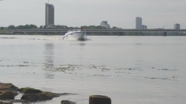 Yolcu yelkenli beyaz motorlu sakin nehir yüzeyinde