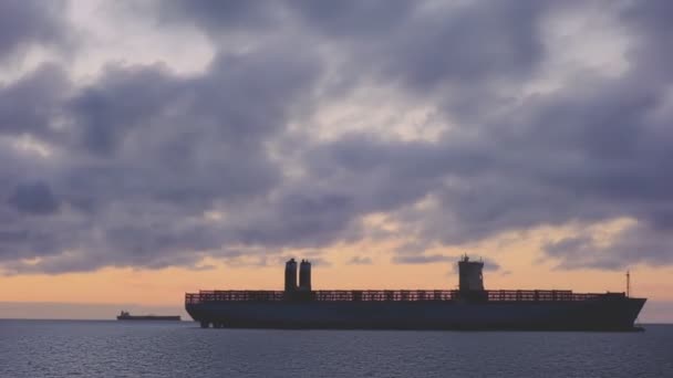 텅 빈 컨테이너선 마에 르스 크 호가 보라색 바다 시간대에 항해하는 모습 — 비디오