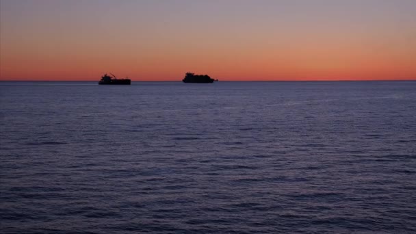 Tankers på räd i holländska hamnen Skagen möter fantastisk soluppgång — Stockvideo