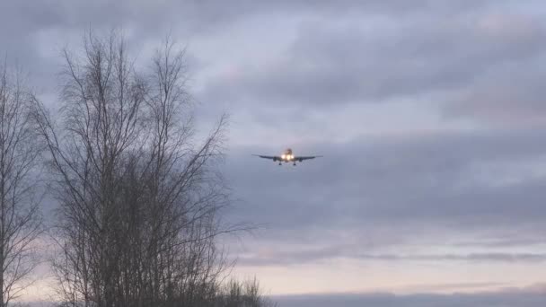 Liner con luci lampeggianti vola ad atterrare in aeroporto — Video Stock