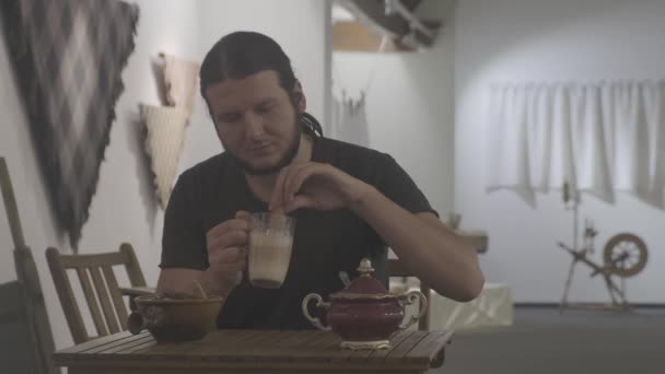 Besucher des lettischen Ethnographischen Museums trinkt Milchkaffee — Stockvideo