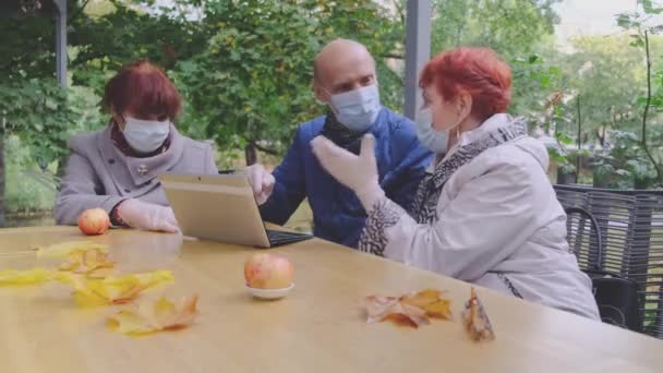 Personas mayores con guantes de látex y máscaras protectoras en la cafetería — Vídeos de Stock