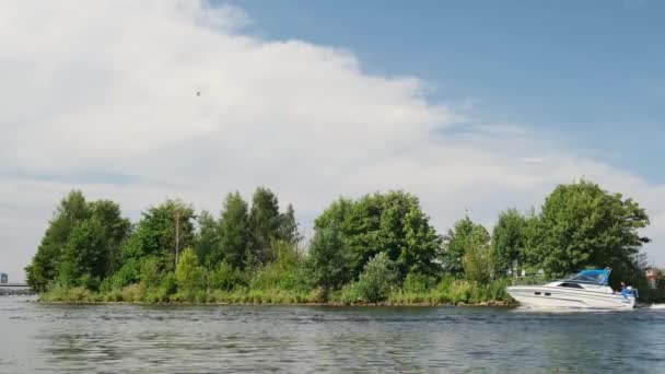 Bella grande barca a motore naviga lungo il fiume oltre l'isola verde — Video Stock