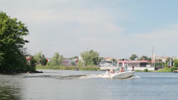 Motorboot mit Passagieren segelt auf der Oberfläche der Daugava — Stockvideo