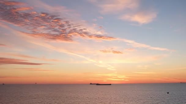 Hermosas nubes de color blanco se transforman en varias formas — Vídeo de stock