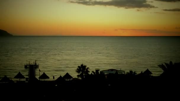 Дивовижний яскраво-оранжевий схід сонця над спокійним теплим морем — стокове відео