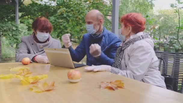 カフェで保護医療マスクの退職した友人の会社 — ストック動画