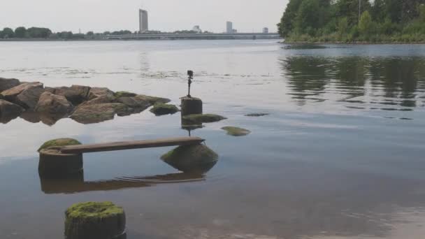 Liten actionkamera fäst vid stora våta stenfilmer Daugava — Stockvideo